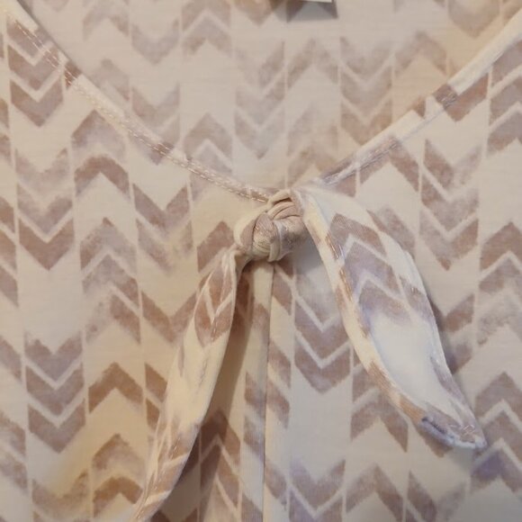 NEW womens M V-neck chevron print blouse Mauve White short sleeve Super soft top - Picture 4 of 8